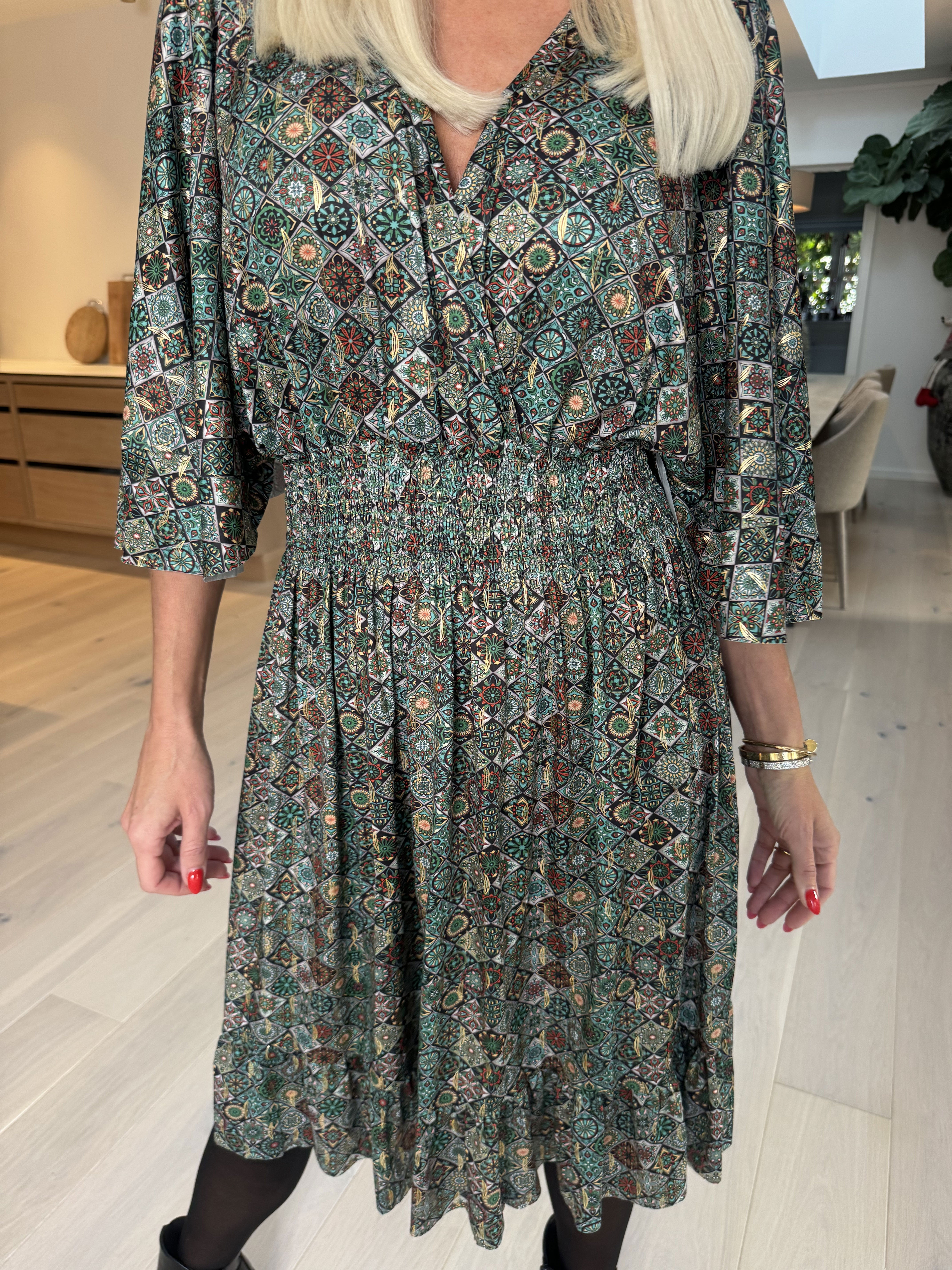 Pamela Mosaic Short - Elastisk klänning med volanger och smock